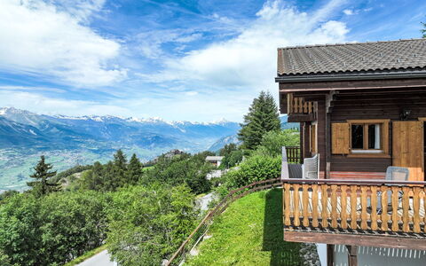 Chalet Boucaro: Cloud, Sky, Plant, Building, Nature, Window, Mountain, Natural Landscape, Tree, House