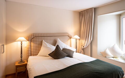 Chesa Crusch 7: Property, Furniture, Comfort, Wood, Textile, Lighting, Lamp, Interior Design, Shade, Building