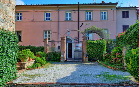 Il Gualdo: Property, House, Building, Real Estate, Home, Residential Area, Estate, Architecture, Neighbourhood, Tree
