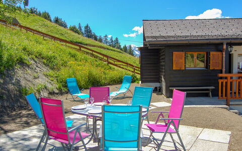 Le Ruisseau: Sky, Table, Plant, Cloud, Furniture, Property, Chair, Nature, Building, Azure