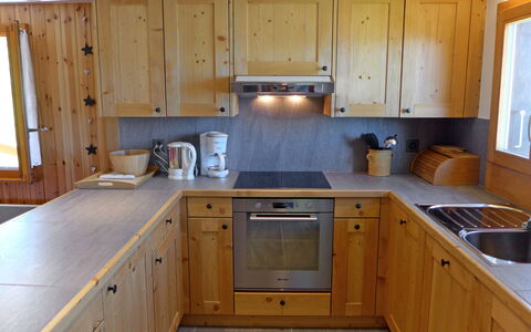 Le Ruisseau: Cabinetry, Kitchen Sink, Countertop, Property, Sink, White, Tap, Kitchen Appliance, Kitchen, Wood