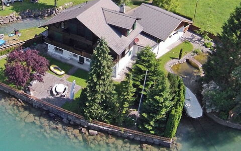 Chalet Aaregg: Water, Building, Plant, Nature, House, Vegetation, Urban Design, Land Lot, Tree, Biome