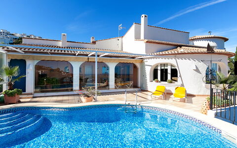Villa da Vinci: Property, Building, Swimming Pool, House, Real Estate, Home, Villa, Estate, Vacation, Residential Area