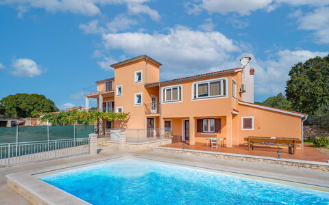 Ulika: Water, Cloud, Sky, Building, Plant, Swimming Pool, Azure, Window, Tree, Grass