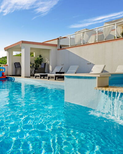 Melandura: Water, Sky, Cloud, Daytime, Azure, Swimming Pool, Blue, Building, Plant, House