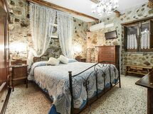 Accommodation:&nbsp;Diamante