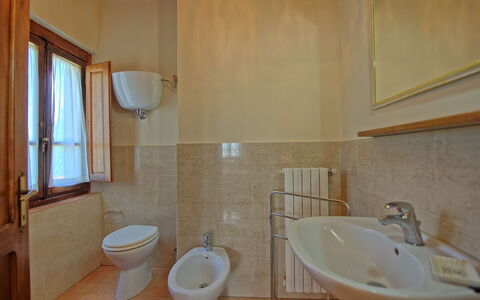 Casa Catia: Bathroom, Property, Room, Toilet, Plumbing Fixture, Bathroom Sink, Wall, Toilet Seat, Floor, Sink