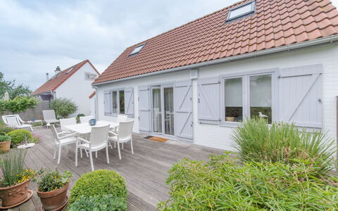 Bredene 460: Plant, Building, Property, Window, Furniture, Sky, House, Cloud, Architecture