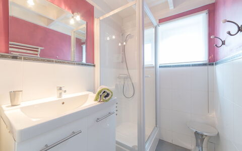 Bredene 460: Mirror, Tap, Bathroom Cabinet, Sink, Plumbing Fixture, Cabinetry, Bathroom Sink, Bathroom, Interior Design, Purple