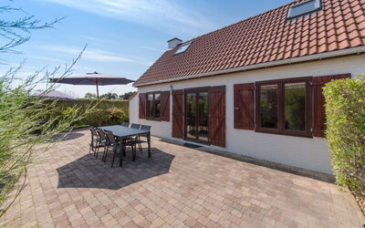 Bredene 460: Sky, Plant, Cloud, Property, Building, Window, Wood, Land Lot, Shade, Road Surface