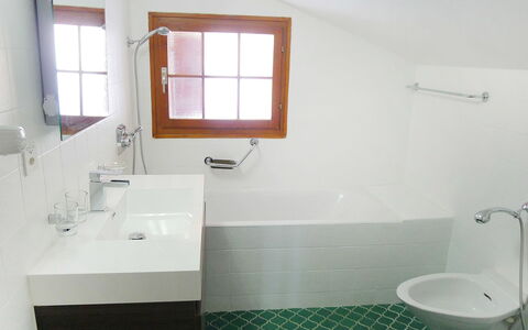 La Haute Cîme 16: Plumbing Fixture, Sink, Property, Tap, Bathroom Sink, Window, Bathroom, Interior Design, Rectangle