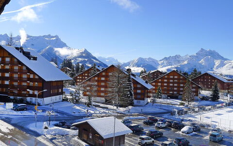 La Haute Cîme 16: Sky, Cloud, Building, Snow, Mountain, Property, Slope, Window, House, Freezing