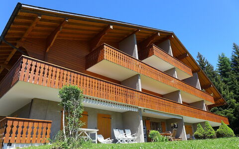 Cristel 2: Building, Sky, Plant, Property, Window, Land Lot, Vegetation, Tree, House, Cottage