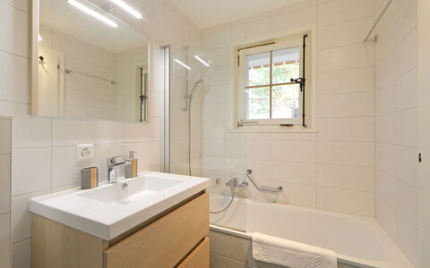 Cristel 2: Mirror, Bathtub, Plumbing Fixture, Tap, Sink, Property, Bathroom, Bathroom Sink, Window