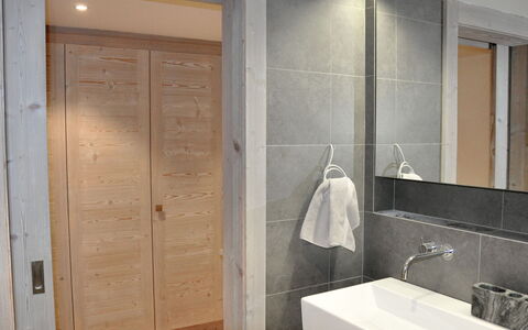 Le Refuge 1: Mirror, Tap, Sink, Property, Plumbing Fixture, Building, Bathroom Sink, Black, Bathroom