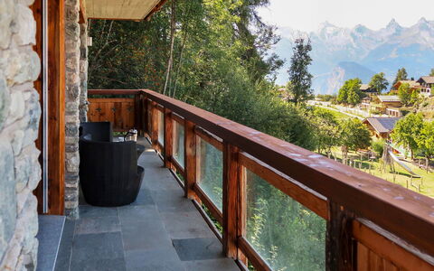 Le Refuge 1: Property, Sky, Building, Plant, Wood, Tree, Botany, Interior Design, Vegetation, Leisure