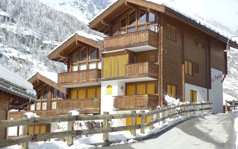 La Prairie: Snow, Building, Property, Window, Mountain, House, Sky, Slope, Wood, Tree