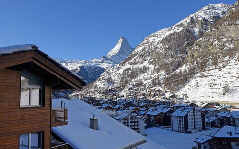 La Prairie: Sky, Mountain, Snow, Window, Building, Slope, Freezing, House, Mountainous Landforms, Landscape