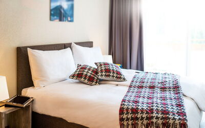 Accommodation:&nbsp;Peaks Place Apartment-Hotel & Spa 700.5