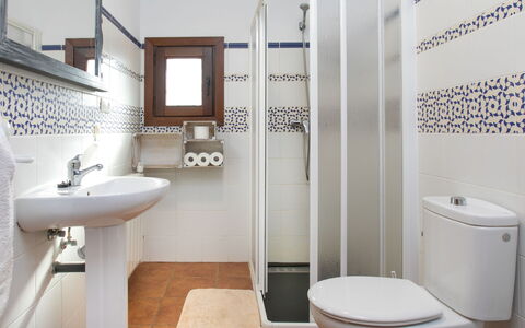 El Cerrillo - Cerro Negro: Toilet Seat, Flooring, Bathroom, Toilet, Plumbing Fixture, Floor, Interior Design, Tile, Plumbing, Sink