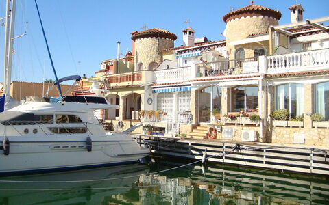 Salins: Water, Sky, Boat, Watercraft, Naval Architecture, Body Of Water, Building, Waterway, City