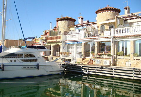 Salins: Water, Sky, Boat, Watercraft, Naval Architecture, Body Of Water, Building, Waterway, City