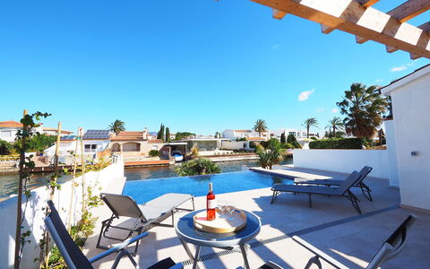 Alberes: Property, Real Estate, Building, House, Apartment, Sky, Vacation, Home, Swimming Pool, Room