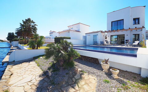Alberes: Property, Architecture, Residential Area, House, Real Estate, Building, Apartment, Home, Roof, Neighbourhood