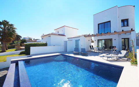 Alberes: Swimming Pool, Property, House, Building, Real Estate, Home, Residential Area, Architecture, Resort, Villa