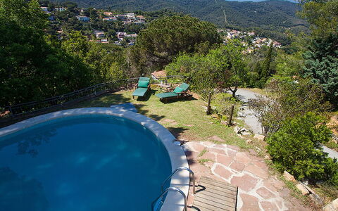 Ginesteres: Water, Plant, Sky, Azure, Swimming Pool, Natural Landscape, Tree, Landscape, Resort Town, Leisure