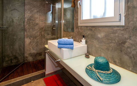 Ginesteres: Mirror, Furniture, Tap, Plumbing Fixture, Sink, Wood, Building, Bathroom