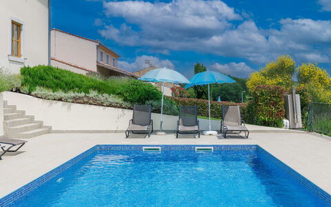 Stuartma: Water, Cloud, Plant, Daytime, Property, Swimming Pool, Sky, Building, Blue, Azure
