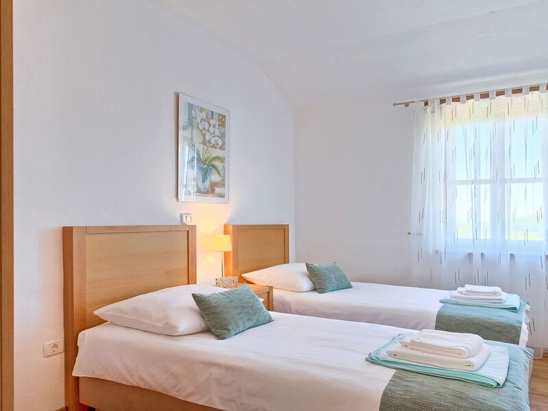 Accommodation:&nbsp;Hartley With Shared Pool 101.2