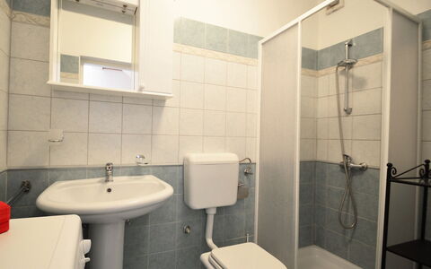 Stancija Negri: Plumbing Fixture, Mirror, Property, Sink, White, Bathroom, Black, Purple, Tap