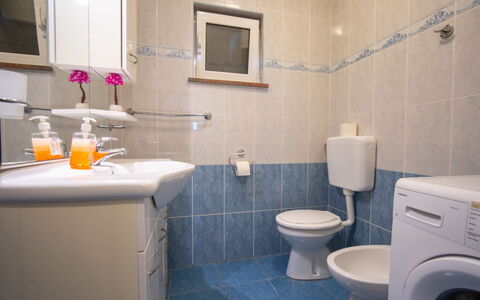 Karlobag 202: Mirror, Sink, Plumbing Fixture, Purple, Bathroom, Tap, Black, Toilet Seat, Lighting, Architecture