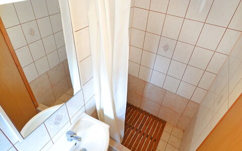 Lidija: Tap, Plumbing Fixture, Property, Sink, Bathroom Sink, Bathroom, Purple, Mirror, Interior Design, Architecture