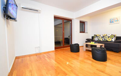 Bilice 150.8: Property, Furniture, Wood, Comfort, Hall, Couch, Interior Design, Flooring, Wood Stain, Living Room