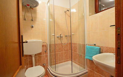 Bilice 150.10: Brown, Plumbing Fixture, Shower Head, Property, Tap, Bathtub, Bathroom, Purple, Shower