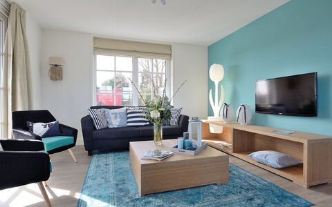 Tapuit Sauna 8: Furniture, Property, Couch, Window, Green, Comfort, Azure, Interior Design, Wood, Houseplant