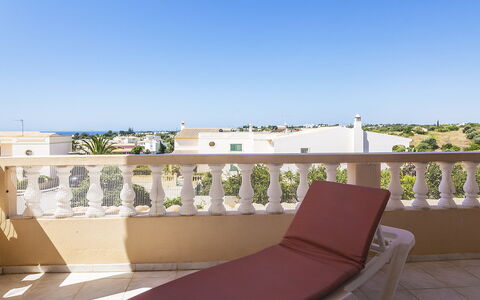 Villa Quinta Do Sol: Sky, Building, Shade, Interior Design, Comfort, Outdoor Furniture, Urban Design, Armrest, Wood, Composite Material