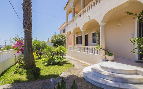 Villa Quinta Do Sol: Plant, Building, Property, Sky, Azure, Arecales, Urban Design, Window, Shade, Residential Area