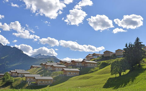 Maiensäss Superior: Cloud, Sky, Property, Mountain, Plant, Ecoregion, Natural Landscape, Azure, Natural Environment, House