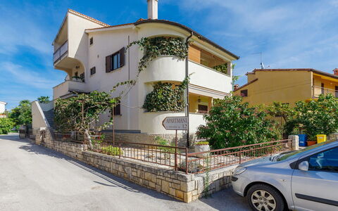 Zrinka: Plant, Building, Sky, Window, House, Vegetation, Tree, Biome, Neighbourhood