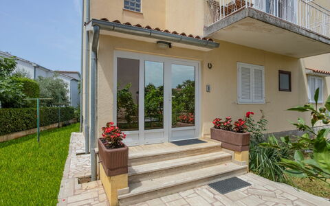 Poreč 117: Plant, Building, Window, Sky, Door, Flowerpot, House, Flower, Road Surface, Interior Design