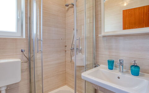 Poreč 117: Brown, Plumbing Fixture, Tap, Property, Shower Head, Window, Bathroom, Sink, Shower, Shower Panel