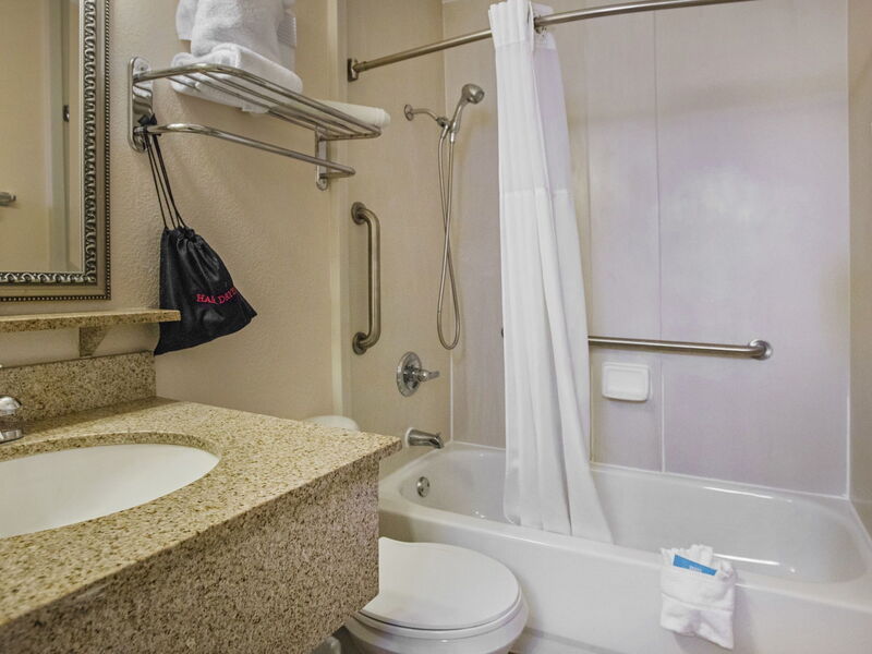 Accommodation:&nbsp;Tampa 100.4