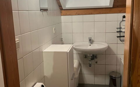 Butgenbach Nidrum 200: Bathroom Sink, Sink, Property, Mirror, Plumbing Fixture, Building, Tap, Interior Design, Bathroom