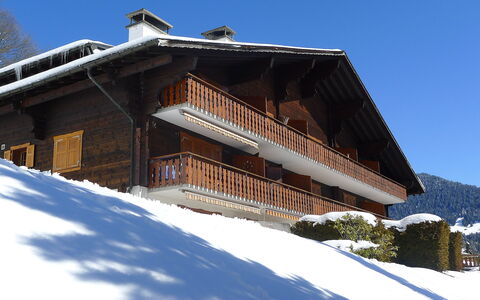 Les Aiguilles D'Argent 10: Sky, Building, Snow, Slope, Wood, Tree, Plant, House, Freezing, Window