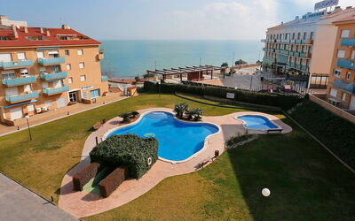 L'ampolla 383: Sky, Water, Building, Cloud, Window, Azure, Swimming Pool, Urban Design, Condominium, Grass