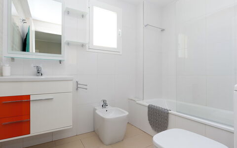 Dénia 766: Bathroom, Property, Room, Interior Design, Floor, Tile, Real Estate, Architecture, Building, Bathtub